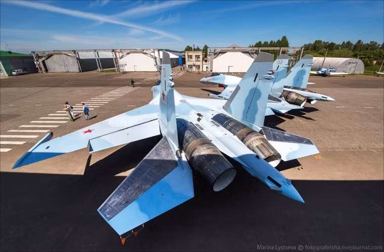 Còn hệ thống radar mảng pha chủ động Irbis-E lại được xem như mắt thần của Su-35 khi nó có thể khóa 30 mục tiêu cùng một lúc với tầm hoạt động lên tới 400km và tấn công 8 mục tiêu trong số đó.