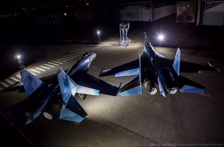 Bên cạnh đó Su-35 còn thể mang theo hầu hết các loại tên lửa không đối không, không đối đất hiện đại nhất của Không quân Nga hiện nay.