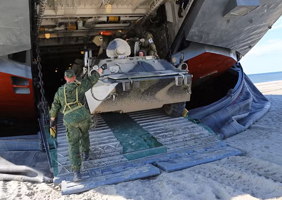 Sau khi con tàu lên bờ biển, BTR-82A tức tốc được "nhả" ra ngoài để tấn công kẻ địch.