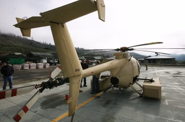 Biến thể MH-6 không người lái nó chỉ có thể chở theo tối đa 2 binh sĩ trên hai cáng cứu thương và thêm một phi công ở khoang lái.