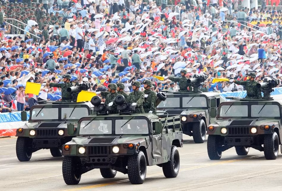 Dàn xe bọc thép hạng nhẹ Humvee chở các binh sĩ được trang bị hệ thống vũ khí chống tăng các nhân TOW và Javelin.