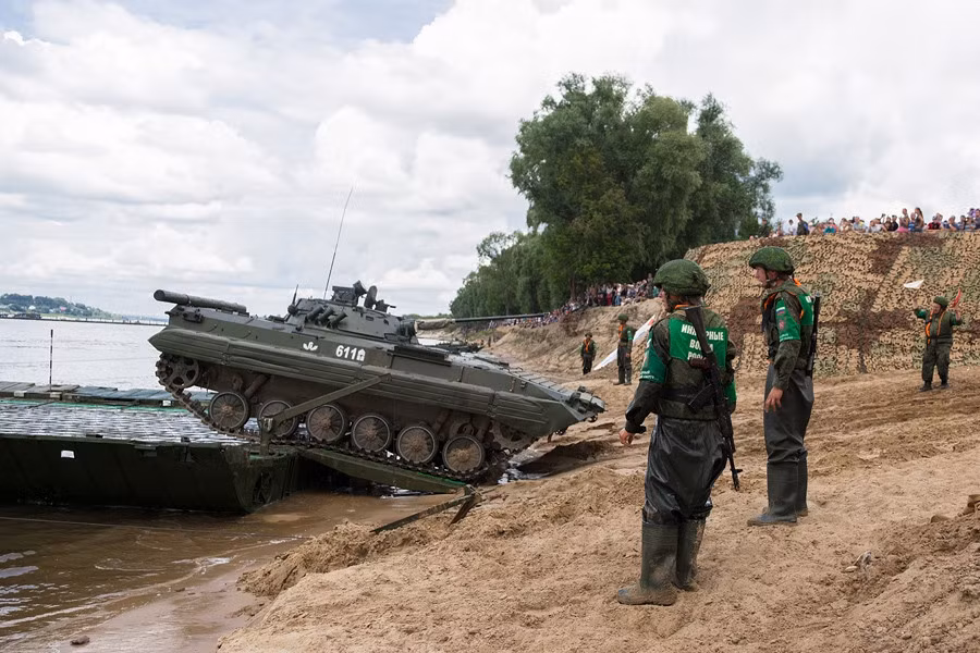 Không chỉ lắp cầu phà cho các thiết bị cơ giới tiến lên bờ, lính công binh còn phải làm các nhiệm vụ rà phá bom mìn.