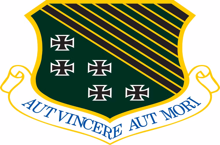 1 Fighter Wing: Không đoàn máy bay chiến đấu Số 1, đóng quân tại căn cứ Langley, Virginia. Đơn vị không quân đầu tiên của Mỹ đưa vào trang bị máy bay chiến đấu tàng hình thế hệ thứ 5 F-22 Raptor, với phù hiệu và phương châm hoạt động là: Aut Vincere Aut Mors "Chiến thắng hay là chết".