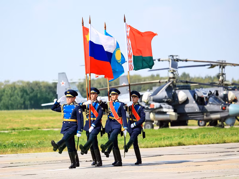Aviadarts chính thức diễn ra trong ngày 2/8/2015. Các đội tham gia sẽ phải tranh tài trong việc thể hiện kỹ năng bay và khả năng không kích chính xác các mục tiêu dưới đất. Riêng phía Nga sẽ cử ra 100 phi công và 12 loại máy bay, trực thăng cùng 2 máy bay vận tải tham gia so găng. Ảnh: các trực thăng Kamov Ka-52 đang đợi tranh tài.