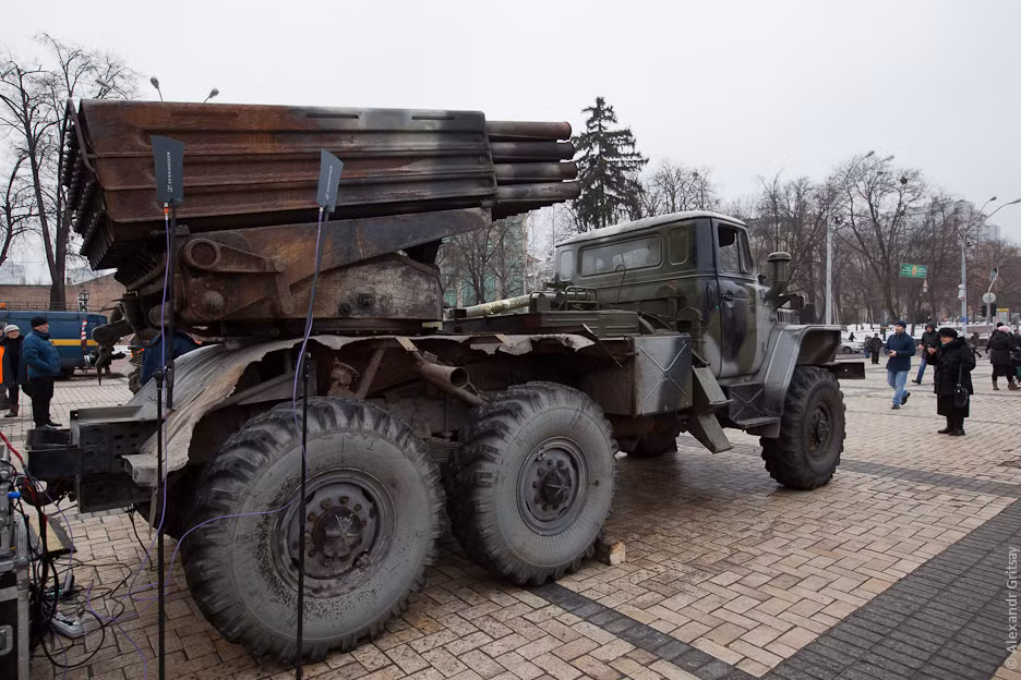 Pháo đa nòng BM-21 Grad, một trong số những vũ khí chính được cả quân đội Kiev và ly khai sử dụng trong các cuộc pháo kích.