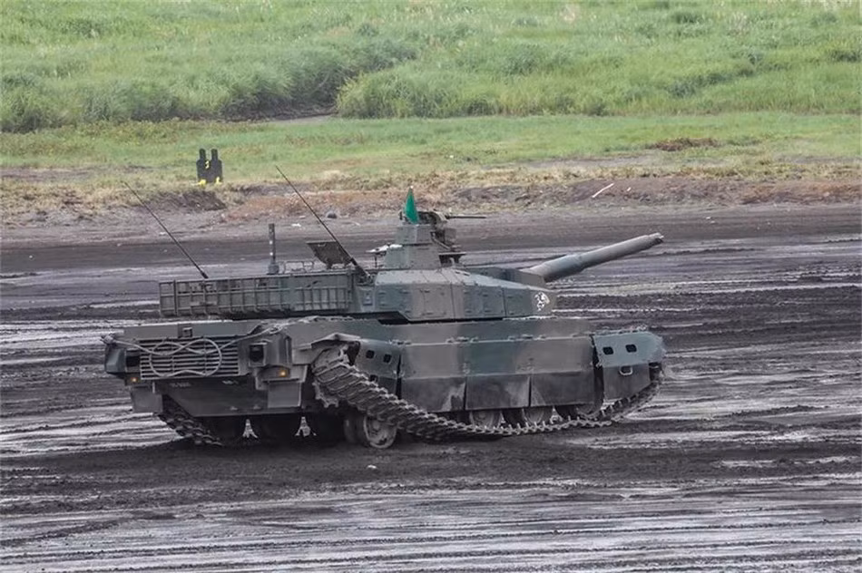 Một chiếc xe tăng Type 10 trong đội hình thao diễn bất ngờ tuột xích khi đang chạy.