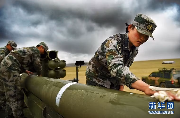 Những tổ hợp pháo phản lực PHL03 thuộc các đơn vị nữ pháo binh đều như mới nhờ được vệ sinh sạch sẽ sau mỗi lần tham gia huấn luyện hay diễn tập bắn đạn thật.