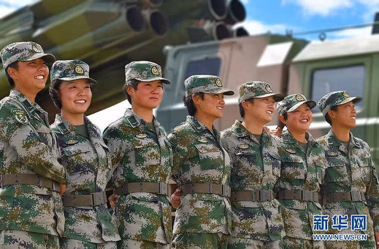 PHL03 được Tập đoàn quốc phòng NORINCO phát triển và được đưa vào trang bị chính trong Quân đội Trung Quốc từ năm 2004, nó được thiết kế 12 ống phóng có cỡ nòng 300mm với tầm bắn tối đa lên tới 150km và có thể được trang bị nhiều loại đầu đạn khác nhau. Ảnh: các nữ sĩ quan đơn vị pháo binh PHL03.