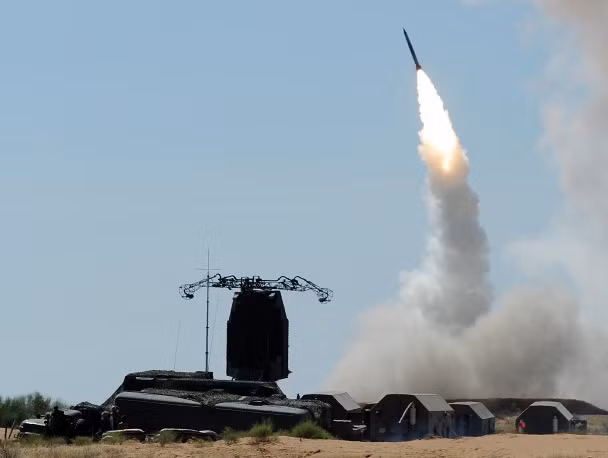 Hệ thống tên lửa phòng không S-300 có thể đánh chặn nhiều mục tiêu cùng lúc ở tầm xa 150-200km, độ cao tối đa 27km. Trong ảnh, đạn tên lửa hệ thống S-300PS rời bệ phóng trong một cuộc tập trận bắn đạn thật.