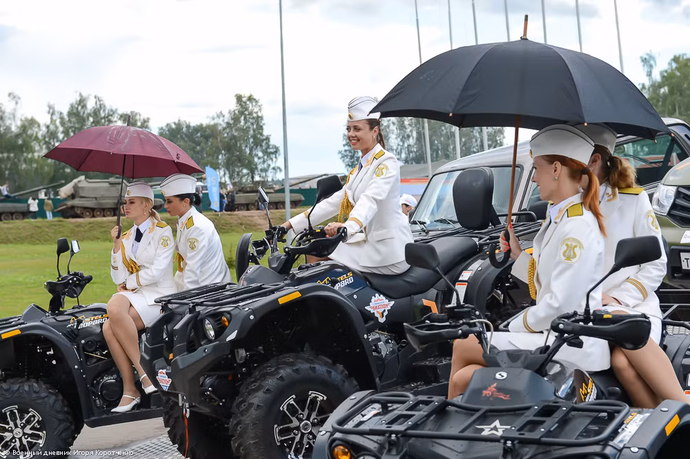 Những xe hơi đó sẽ là phần thưởng nóng cho những đội thi nào giành giải cao trong phần thi đầu tiên Tank Biathlon - một cuộc thi trong khuôn khổ Army Game 2015.