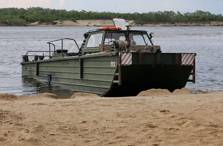Trong ảnh là một binh sĩ Nga đang vận hành ca-nô công binh sau khi kết thúc một đợt huấn luyện.