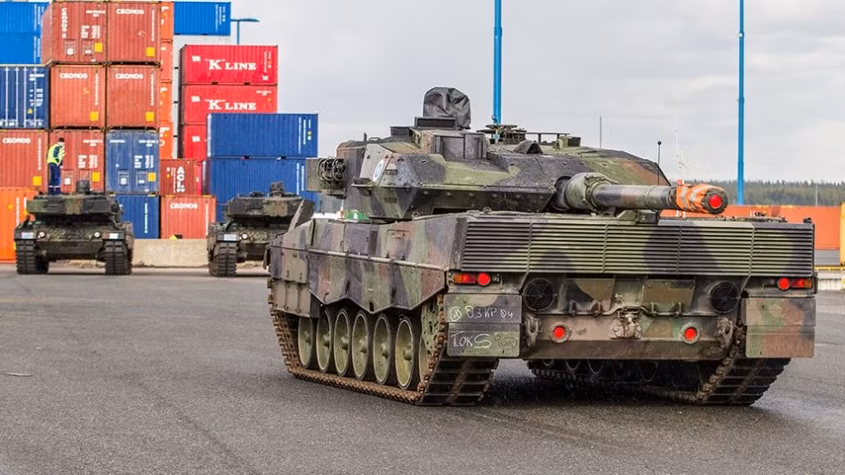 Xem 20 xe tang Leopard 2A6 hanh quan toi Phan Lan