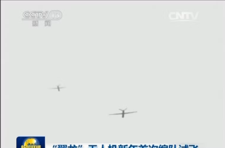 Hai chiếc UAV Dực Long bay phối hợp trên không.