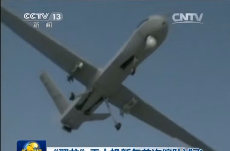 Trong ảnh, UAV Dực Long mang theo 2 quả đạn tên lửa trên cánh.