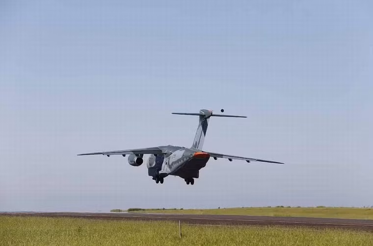 Bên cạnh đó, các đối tác khác của chương trình KC-390 là Argentina, Cộng hòa Séc và Bồ Đào Nha cũng đã bắt đầu quá trình đàm phán với Embraer để tiến tới việc mua loại máy bay vận tải thế hệ mới này.