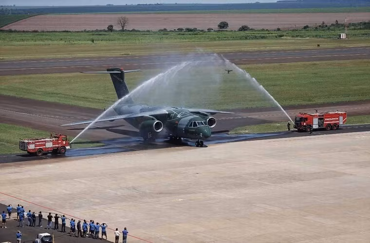 Chương trình phát triển KC-390 của Embraer có chi phí khoảng 5 tỷ USD với sự đóng góp tài chính từ các quốc gia như Brazil, Argentina, Cộng hòa Séc và Bồ Đào Nha. Hãng Embraer cũng đang hướng tới mục tiêu bán khoảng 728 máy bay mới với lợi nhuận lên tới 50 tỷ USD trong tương lai sắp tới.