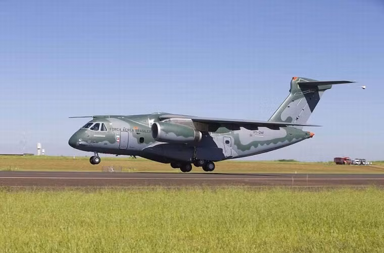 Trước đó vào tháng 5/2014, Embraer và Không quân Brazil cũng đã ký kết một hợp đồng mua 28 chiếc KC-390 với trị giá lên tới 3,2 tỷ USD, nhằm thay thế những chiếc máy bay vận tải C-130 đã lỗi thời đang được Không quân Brazil sử dụng. Trong ảnh, máy bay vận tải KC-390 lăn bánh rời khỏi mặt đất.