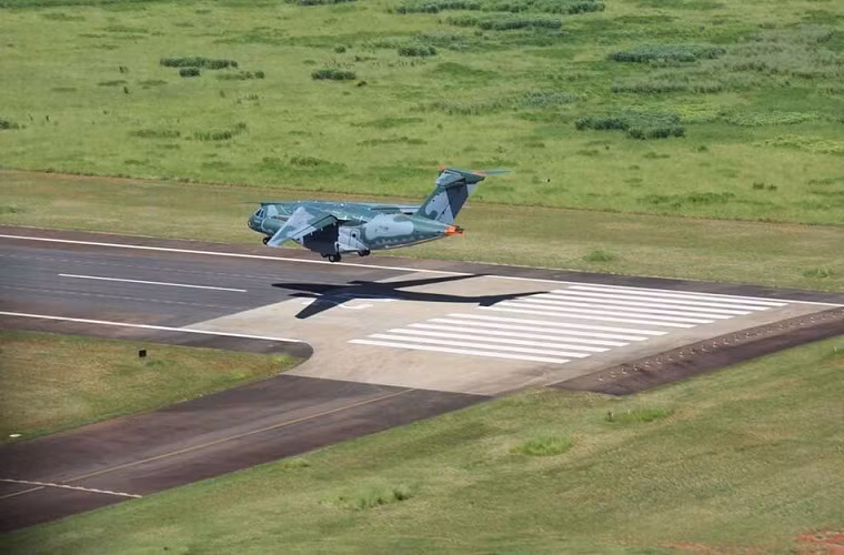 Một chiếc KC-390 có thể chở theo tối đa 23 tấn hàng hóa, 64 lính dù cùng đầy đủ trang bị hoặc từ 2-3 xe bọc thép VBTP-MR, LAV III và Astros II. Trọng lượng cất cánh tối đa của KC-390 là 81 tấn với tốc độ bay tối đa là 850km/h nhờ hai động cơ phản lực IAE V2500-E5 và tầm bay tối đa là 4.815 km.