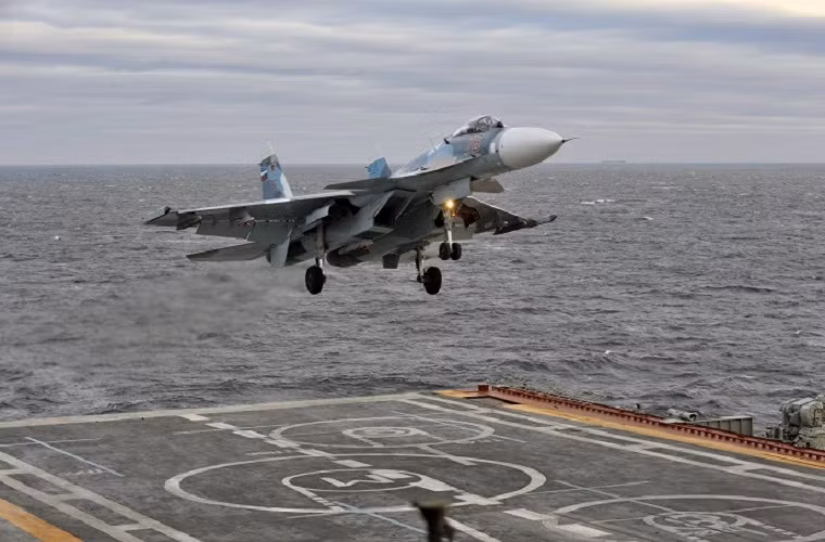 Tiêm kích hạm Su-33 chuẩn bị hạ cánh xuống tàu sân bay Đô đốc Kuznetsov tại biển Barents vào năm 2010.