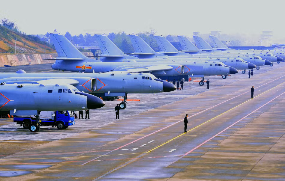 Đây cũng không phải lần đầu tiên máy bay ném bom H-6K Trung Quốc thực hiện tập trận ở khu vực Tây Thái Bình Dương. Đầu năm 2015, các máy bay H-6K đã bay qua vùng kênh Bashi giữa Đài Loan và Philippines để tới Tây Thái Bình Dương. Ảnh: các máy bay ném bom Trung Quốc chờ xuất kích tập trận ở Tây Thái Bình Dương ngày 30/3/2015.