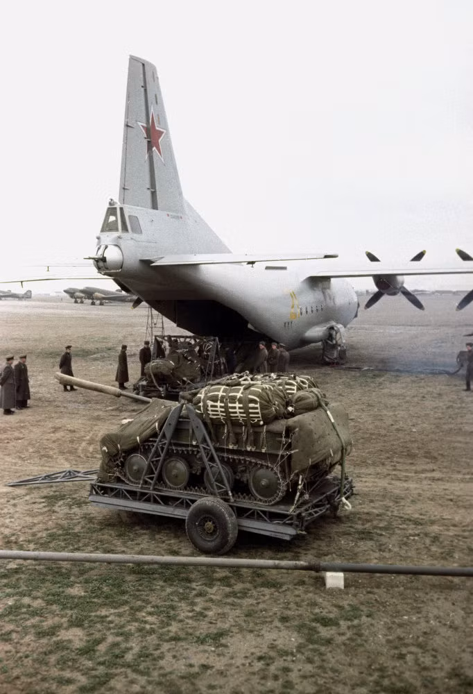 Pháo tự hành "bay" ASU-57 đang được đưa lên máy bay vận tải. Theo TASS, lính dù Liên Xô là một lực lượng đổ bộ đường không đầu tiên trên thế giới sở hữu các xe bọc thép và pháo tự hành.