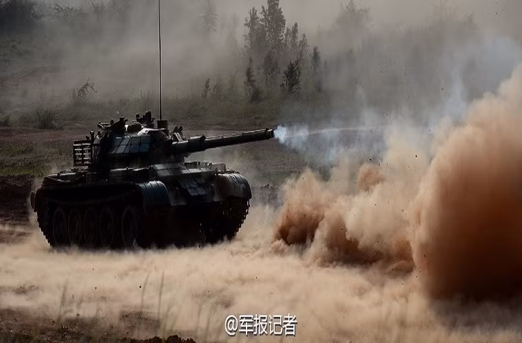 Pháo 83A 105mm của Type 59D có tầm bắn tối đa lên tới 2km và có thể triển khai được cả các tên lửa chống tăng thông qua nòng pháo chính.