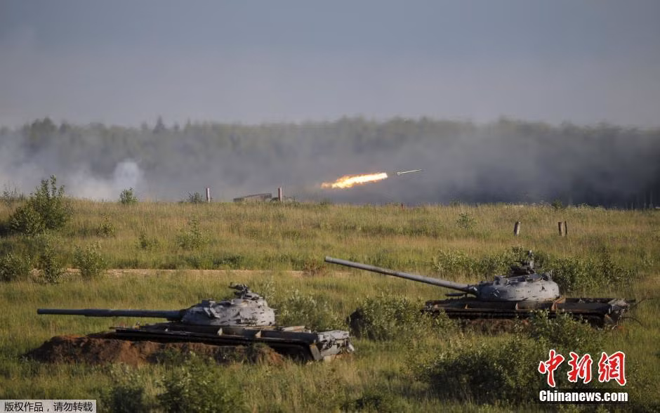 Diễn đàn quân sự Army 2015 diễn ra tại một thao trường rộng lớn, với nhiều mục tiêu xe tăng, thiết giáp.