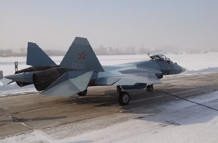 Một trong những nguyên mẫu của tiêm kích tàng hình Su T-50 đang trong quá trình chuẩn bị cất cánh.