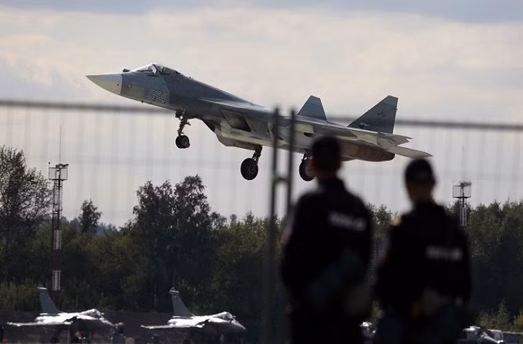 Bên cạnh đó toàn bộ hệ thống vũ khí của tiêm kích Su T-50 cũng được bố trí nằm bên trong thân của máy bay.