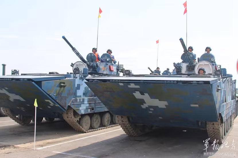 Xe thiet giap ZBD-2000 Trung Quoc dai thang Nga o bien Caspian