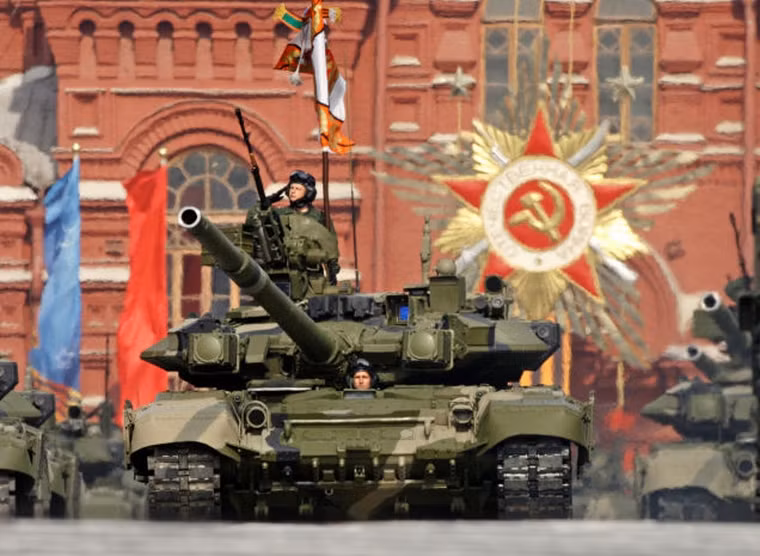 Đó là chưa kể xe tăng T-90 được trang bị hệ thống phòng vệ bậc nhất thế giới giúp nó chống lại nhiều đợt tấn công. Hiện Nga đang sở hữu khoảng 1.000 chiếc T-90. Hiện có một số nước như Ấn Độ, Algeria, Azerbaijan, Turkmenistan và Uganda đã mua T-90. Việt Nam và một số nước khác được tin cũng đang rất quan tâm tới loại tăng này.