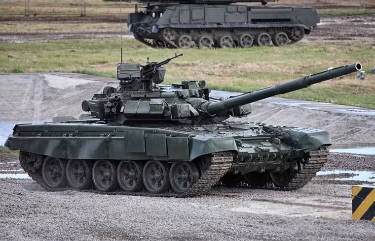 Trong khi đó, trên đất liền T-90 được đánh giá là một cỗ máy chiến đấu ám ảnh quân đội Mỹ. Đây là loại tăng chiến đấu chủ lực tiên tiến nhất hiện nay trong kho vũ khí tăng - thiết giáp Nga cho đến khi loại tăng Armata được đưa vào sử dụng.