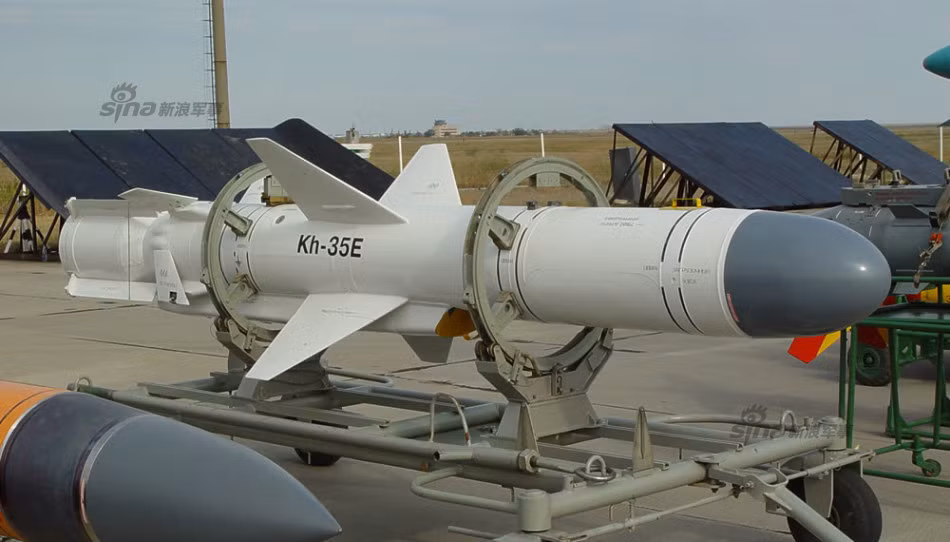 Tên lửa được điều khiển bằng quán tính và hệ thống radar chủ động.
