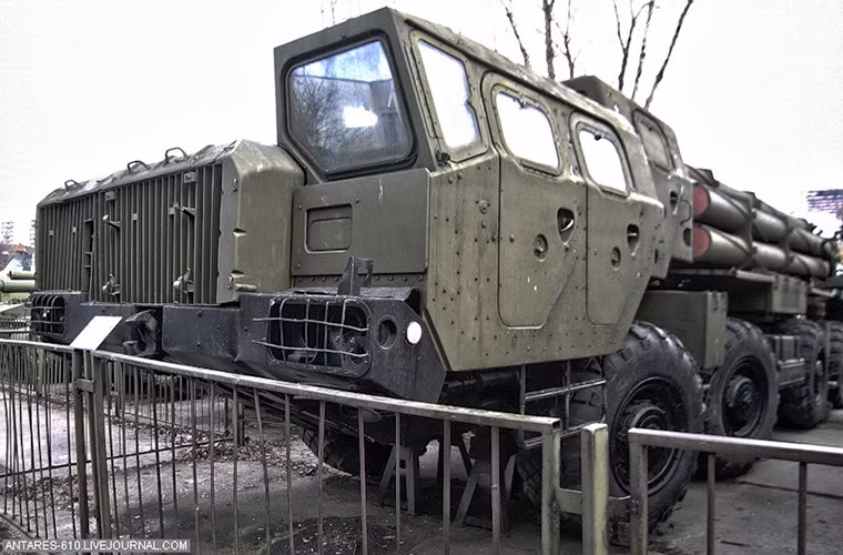 Tổ hợp pháo phản lực phòng loạt BM-30 (Smerch) 300mm.