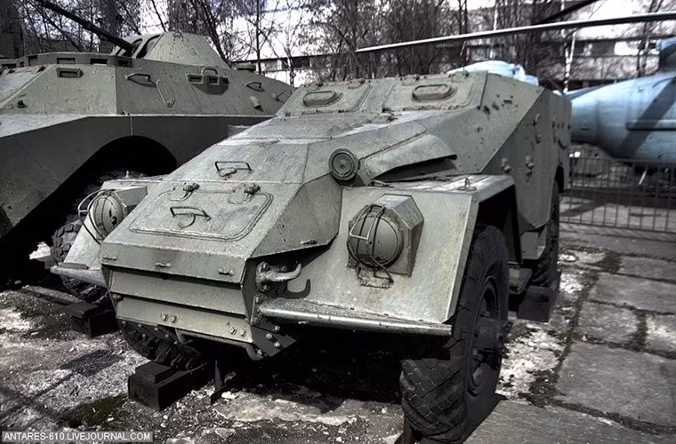 Và bên cạnh nó là người tiền nhiệm BTR-40.