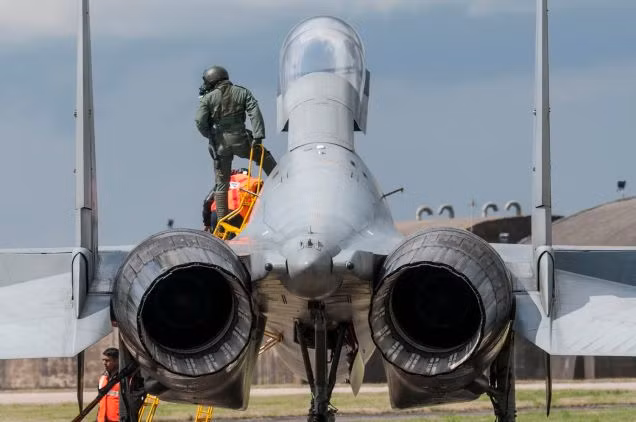 Phi công Không quân Ấn Độ đang kiểm tra Su-30MKI trước khi xuất kích.