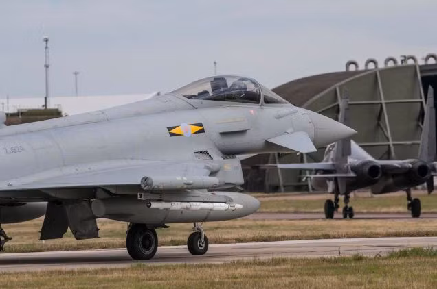 Tờ Aviation Week của Anh cho rằng, điểm số trên không phải là thước đo đánh giá khả năng chiến đấu thực tế của Typhoon. Thậm chí tờ báo này còn đưa ra bảng so sánh cho thấy, Typhoon có khả năng cơ động, phần trăm thắng khi cận chiến bằng pháo cao hơn nhiều so với tiêm kích Su-30MKI.