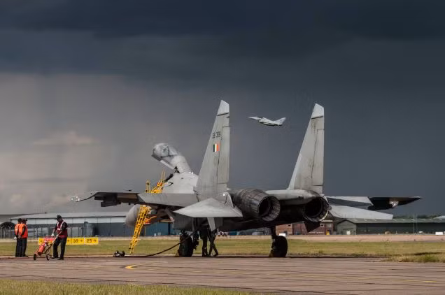 Không quân Ấn Độ cho biết, nhờ lợi thế động cơ lực đẩy vector mà Su-30MKI có khả năng cơ động nhanh hơn và dễ dàng đưa Typhoon FGR4 của Anh vào tầm ngắm.