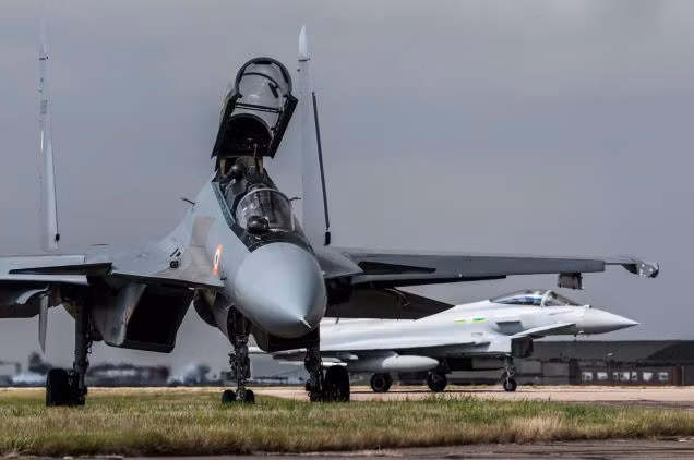 Trong tình huống cận chiến giữa một chiếc chiến đấu cơ Su-30MKI và một chiếc Typhoon, Không quân Ấn Độ đã giành điểm tuyệt đối 12-0.