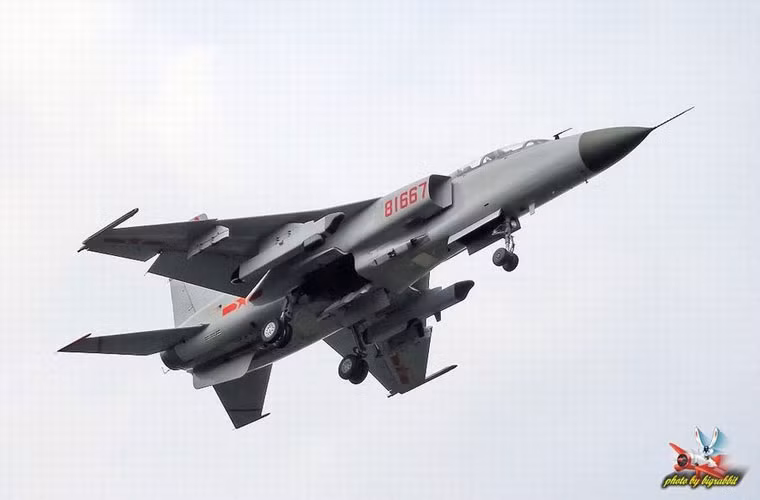 Hoặc cũng có thể đây là khí tài tác chiến điện tử mới được trang bị bổ sung cho JH-7 trong các nhiệm vụ tấn công đường không.