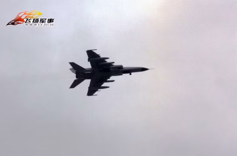 Với khí tài tác chiến điện tử có thể giúp cường kích JH-7 gây nhiễu hệ thống radar đối phương.