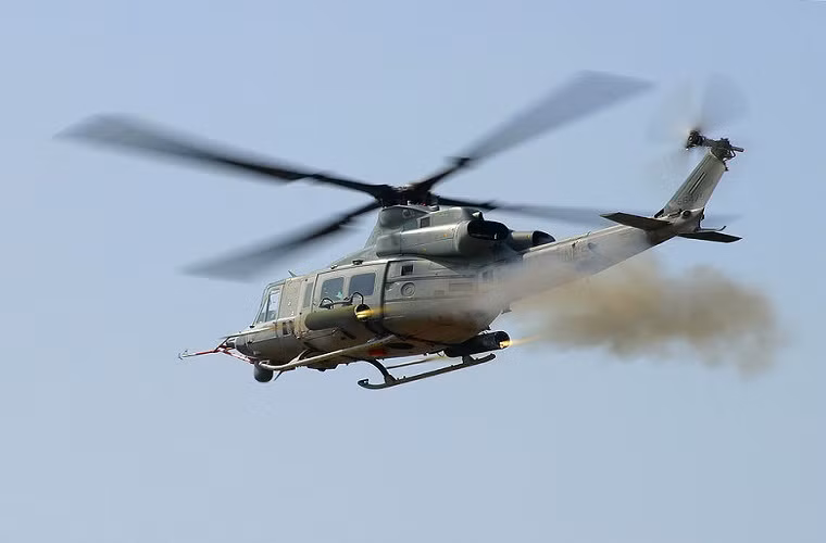 Trong ảnh là một chiếc UH-1Y đang phóng rocket tấn công mục tiêu mặt đất.