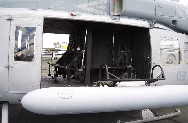 Thiết kế bên trong của UH-1Y gần như tương đồng với các biến thể trước đó, với khả năng mang theo hơn 3 tấn hàng hóa hoặc 10 lính thủy đánh bộ, cùng với đó là phi hành đoàn từ 3-4 người.