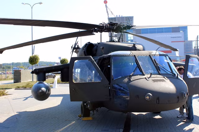 Triển lãm quốc phòng Ba Lan (nước có chung đường biên giới với vùng lãnh thổ Kaliningrad) MSPO 2015 diễn ra trong 4 ngày từ ngày 1-4/9/2015 đã thu hút rất nhiều hãng trực thăng phương Tây tham gia trưng bày. Ảnh: trực thăng hiện đại Sikorsky UH-60M BLACK HAWK đang thu hút khách tham quan.
