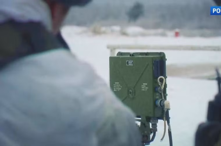 Hệ thống radar gắn trên súng máy này được chia làm 2 phần chủ yếu gồm: nguồn điện và radar. Radar được lắp đặt trực tiếp trên thân súng, khi binh sỹ di chuyển vị trí còn phải mang theo radar.