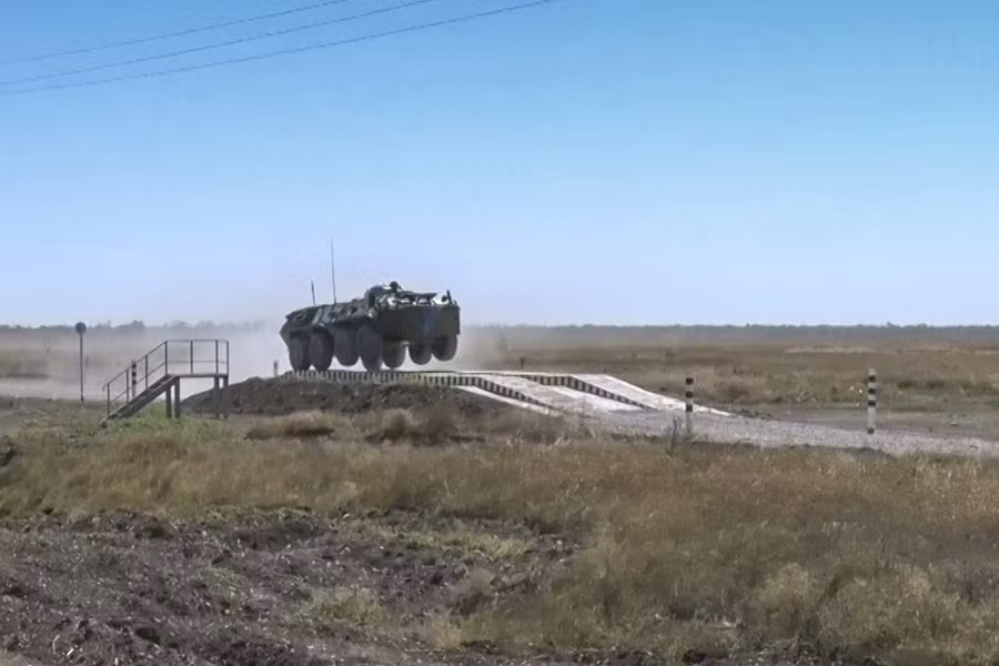 Trong khi đó phía lực lượng phòng không Nga trang bị các xe bọc thép chở quân BTR-80. Các phương tiện thiết giáp đóng vai trò cơ động nhóm quân mang tên lửa vác vai tới vị trí hạ mục tiêu.