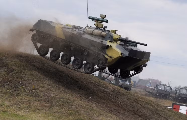 Hong du, xe thiet giap BMD-2 Nga roi tu do