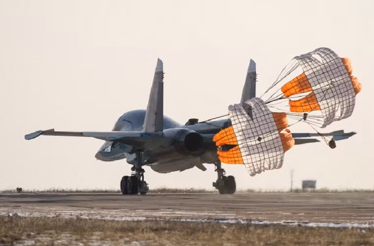 Cường kích Su-34 được thiết kế dựa trên khung thân cơ sở tiêm kích Su-27 huyền thoại.