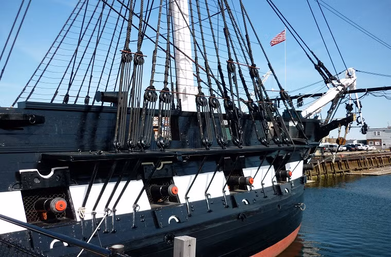 Trang bị vũ khí chính của USS Constitution trong suốt thời gian nó có trong biên đội tàu chiến của Hải quân Mỹ từ năm 1797 đến khi bị loại biên vào năm 1881 là 44 pháo hạm, được bố trí dọc hai bên mạn thuyền và trên boong tàu.