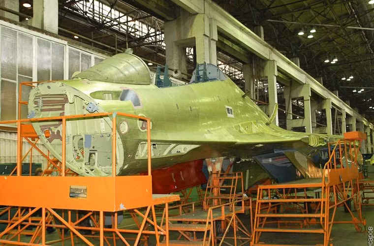 Nhận đơn hàng sản xuất 65 tiêm kích đa năng Su-30SM cho Không quân Nga và 12 chiếc cho Hải quân Nga, nhà máy Irkuts đang khẩn trương thực hiện chế tạo cho kịp thời hạn bàn giao vào năm 2016. Trong ảnh, phần thân chiếc Su-30SM đang được lắp ráp trong dây chuyền sản xuất nhà máy Irkutsk.